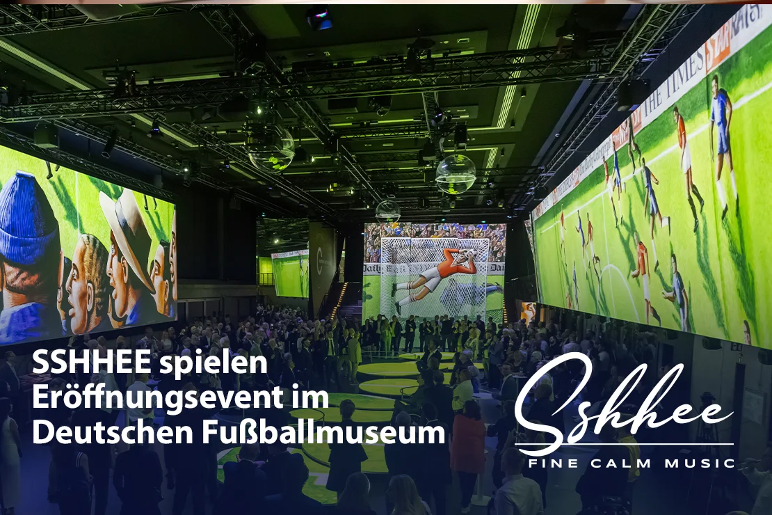 Eröffnung des Deutschen Fußballmuseums mit Fußballfans und offiziellen Vertretern.